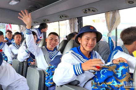 Các tân binh chào người thân trong niềm vui phấn khởi. 