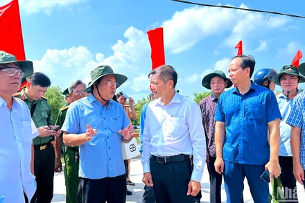 Ủy viên Trung ương Đảng, Bí thư Tỉnh Ủy Cà Mau Nguyễn Tiến Hải (giữa) kiểm tra thực tế công tác chuẩn bị tổ chức các hoạt động “Kỷ niệm 70 năm sự kiện tập kết ra bắc”. 