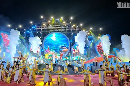 Văn nghệ chào mừng Festival tôm Cà Mau và Diễn đàn kết nối sản phẩm OCOP đồng bằng sông Cửu Long - 2023 vào tối 10/12.