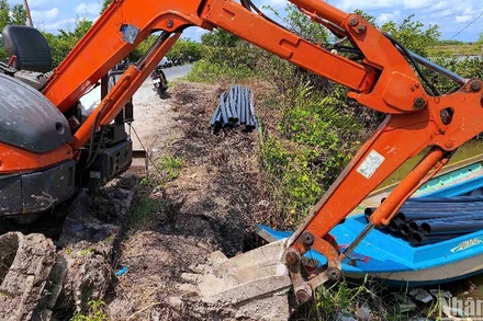 Thiết bị thi công mở rộng đường ống cấp nước cho người dân vùng hạn xã Biển Bạch.