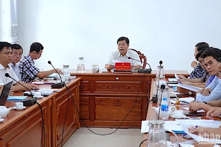 Bí thư Tỉnh ủy Cà Mau Nguyễn Tiến Hải (trên cùng) tổ chức đối thoại, tiếp công dân liên quan đến đất đai vào sáng 19/10. 