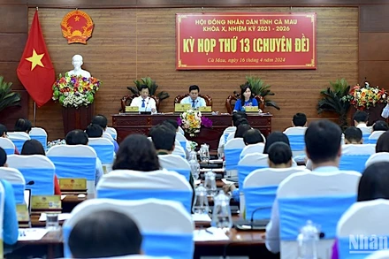 Kỳ họp thứ 13 của Hội đồng nhân dân tỉnh Cà Mau thông qua 5 nghị quyết cá biệt mang tính cấp bách phục vụ cho phát triển kinh tế-xã hội tại địa phương.