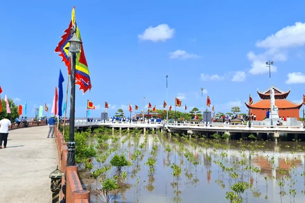 Khu du lịch Mũi Cà Mau (huyện Ngọc Hiển, tỉnh Cà Mau) thu hút đông đảo khách thập phương trong dịp Lễ 30/4. 