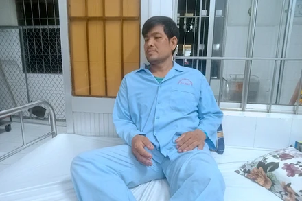 Đến chiều 10/5, ông Nghiêm Đại Quốc vẫn còn nằm điều trị, theo dõi tại Bệnh viện Đa khoa Cà Mau với đa chấn thương phần mềm.