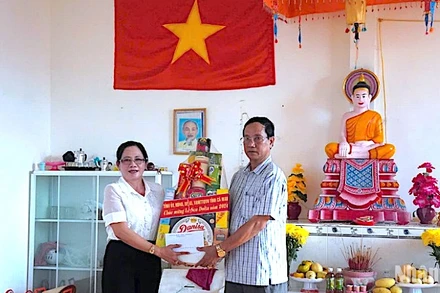 Phó trưởng Ban Dân tộc tỉnh Cà Mau Quách Kiều Mai tặng quà cho đại diện Ban Quản trị Salatel xã Nguyễn Việt Khái vào chiều 2/10.