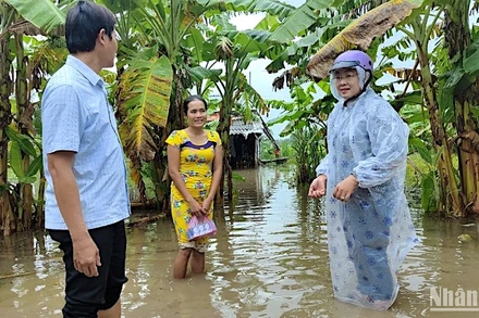 Đại diện cấp ủy, chính quyền xã Trần Hợi (huyện Trần Văn Thời, tỉnh Cà Mau) đến thăm hỏi hộ dân có nhà cửa, cây trồng, vật nuôi bị ảnh hưởng do ngập.