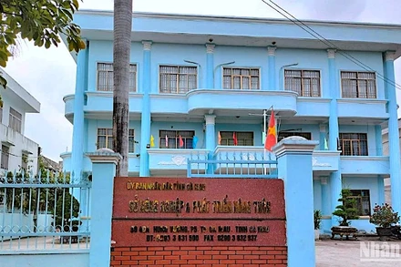 Sở Nông nghiệp và Phát triển nông thôn Cà Mau, nơi có Chánh thanh tra sở bị khởi tố vừa bị đình chỉ công tác và chức vụ. 