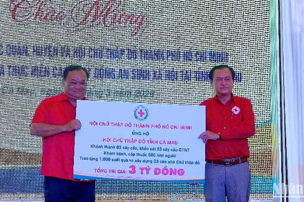 Đại diện Hội Chữ thập đỏ Thành phố Hồ Chí Minh (bên phải) trao hỗ trợ 3 tỷ đồng cho đại diện Hội Chữ thập đỏ Cà Mau.