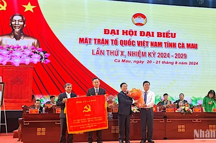 Lãnh đạo Tỉnh ủy Cà Mau tặng bức trướng mừng Đại hội và nhận hoa cảm ơn từ Đại hội đại biểu Mặt trận Tổ quốc Việt Nam tỉnh Cà Mau.