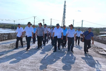 Đoàn công tác của Bí thư Tỉnh ủy và Chủ tịch Ủy ban nhân dân tỉnh Cà Mau kiểm tra tiến độ xây dựng cầu Gành Hào vào chiều 17/3. 