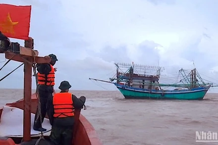 Đồn Biên phòng Đất Mũi thuộc Bộ đội Biên phòng Cà Mau cứu nạn thành công 9 thuyền viên và tàu cá bị mắc cạn trên biển (tháng 6/2024).