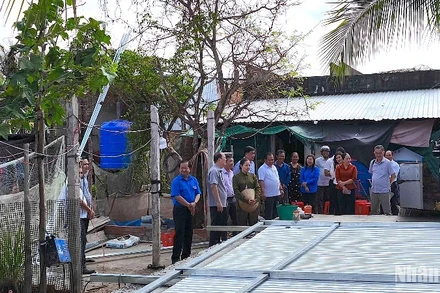 Lãnh đạo tỉnh Cà Mau kiểm tra tiến độ xóa nhà tạm, nhà dột nát trên địa bàn xã Hòa Thành (thành phố Cà Mau).