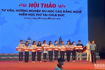 Trao hỗ trợ học bổng cho các em học sinh đăng ký du học tại hội thảo. 