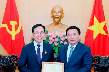 Đồng chí Nguyễn Xuân Thắng trao Kỷ niệm chương “Vì sự nghiệp đào tạo, bồi dưỡng lý luận chính trị” của Học viện Chính trị quốc gia Hồ Chí Minh tặng ông Choi Joo Ho.