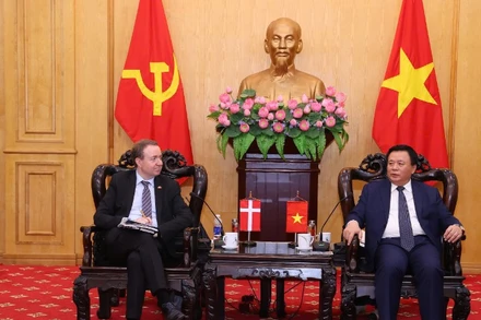 Đồng chí Nguyễn Xuân Thắng, Ủy viên Bộ Chính trị, Giám đốc Học viện Chính trị quốc gia Hồ Chí Minh, Chủ tịch Hội đồng Lý luận Trung ương làm việc với đoàn đại biểu cấp cao của Ủy ban Chính sách Đối ngoại Quốc hội Đan Mạch do ngài Michael Aastrup Jensen, Chủ tịch Đảng Tự do, Chủ nhiệm Ủy ban Chính sách Đối ngoại Quốc hội Đan Mạch làm Trưởng đoàn. 