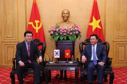 Đồng chí Nguyễn Xuân Thắng, Ủy viên Bộ Chính trị, Giám đốc Học viện Chính trị quốc gia Hồ Chí Minh, Chủ tịch Hội đồng Lý luận Trung ương tiếp và làm việc với Giáo sư Young-Sup Joo, Chủ tịch Hội đồng Khoa học và Công nghệ Hàn Quốc, Chủ tịch Hiệp hội Đổi mới sáng tạo Kỹ thuật số Hàn Quốc.