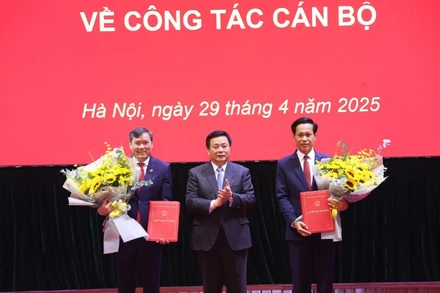 Đồng chí Nguyễn Xuân Thắng, Ủy viên Bộ Chính trị, Giám đốc Học viện Chính trị quốc gia Hồ Chí Minh, Chủ tịch Hội đồng Lý luận Trung ương trao quyết định của Ban Bí thư cho các đồng chí Phó Giám đốc Học viện Chính trị quốc gia Hồ Chí Minh Hoàng Phúc Lâm và Lê Văn Lợi. 