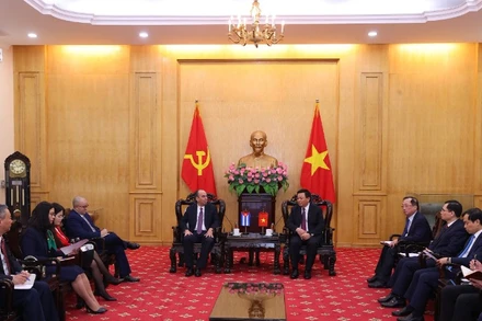Đồng chí Nguyễn Xuân Thắng, Ủy viên Bộ Chính trị, Giám đốc Học viện Chính trị quốc gia Hồ Chí Minh, Chủ tịch Hội đồng Lý luận Trung ương tiếp và làm việc với ngài Đại sứ Đặc mệnh toàn quyền Cộng hòa Cuba tại Việt Nam Rogelio Polanco Fuentes.