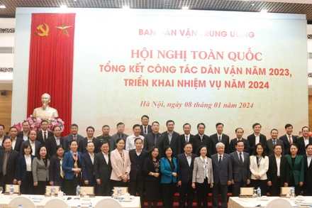 Các đại biểu chụp ảnh lưu niệm tại hội nghị.