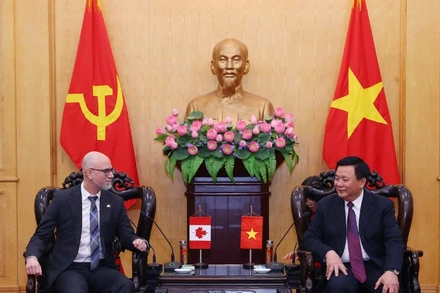 Đồng chí Nguyễn Xuân Thắng, Ủy viên Bộ Chính trị, Giám đốc Học viện Chính trị quốc gia Hồ Chí Minh, Chủ tịch Hội đồng Lý luận Trung ương tiếp và làm việc với ngài Đại sứ đặc mệnh toàn quyền Canada tại Việt Nam Shawn Perry Steil. 