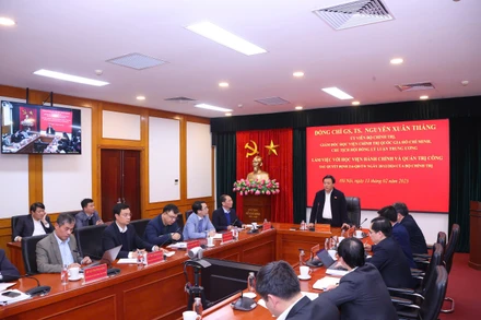 Đồng chí Nguyễn Xuân Thắng, Ủy viên Bộ Chính trị, Giám đốc Học viện Chính trị quốc gia Hồ Chí Minh, Chủ tịch Hội đồng Lý luận Trung ương, phát biểu ý kiến chỉ đạo tại buổi làm việc với Ban Giám đốc, Đảng ủy Học viện Hành chính và Quản trị công.