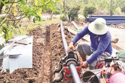 Thi công lắp đặt đường ống nước tuyến kênh Ông Tà, Ấp 3, xã Vị Trung, huyện Vị Thủy.