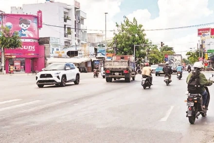 Hoàn thiện cơ sở hạ tầng là một trong những giải pháp thu hút FDI. Trong ảnh: Một khu vực thuộc Quốc lộ 91 (thành phố Cần Thơ) cần sớm được triển khai nâng cấp, mở rộng.