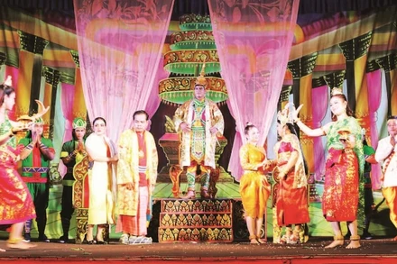 Vở diễn Dù kê “Hoàng tử Vê Son Đo” với cảnh trí sân khấu đẹp, tráng lệ, trang phục rực rỡ.