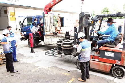 Doanh nghiệp trên địa bàn tỉnh Long An ứng dụng công nghệ xe nâng hàng hóa vào hoạt động sản xuất để giảm chi phí lao động.