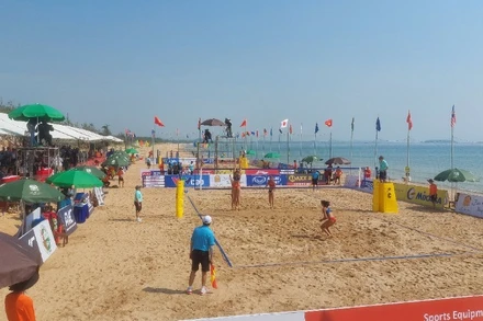 Toàn cảnh một trong những trận đấu đầu tiên của giải.