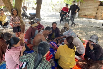 Gia đình cùng làng xóm các nạn nhân lo hậu sự