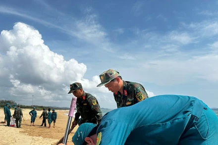 Lực lượng chức năng của tỉnh Phú Yên vẫn thu gom dầu vón cục.