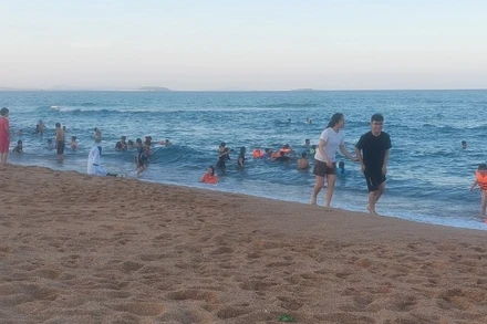 Bãi biển thành phố Tuy Hòa, tỉnh Phú Yên, nơi thu hút rất đông du khách.