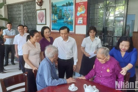 Đồng chí Cao Thị Hòa An, Phó Bí thư Thường trực Tỉnh ủy Phú Yên thăm các Mẹ Việt Nam Anh hùng.