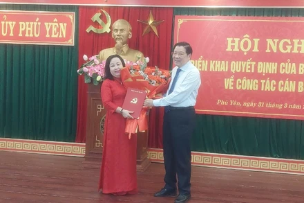Đồng chí Phan Đình Trạc trao quyết định Bí thư Tỉnh ủy Phú Yên cho đồng chí Cao Thị Hòa An.