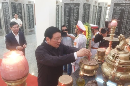 Đồng chí Phan Đình Trạc cùng đoàn công tác dâng hương tri ân các anh hùng liệt sỹ tại Đài tưởng niệm Núi Nhạn.