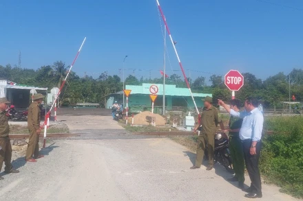 Lãnh đạo Ủy ban nhân dân xã An Phú kiểm tra, động viên kíp trực gác chắn.