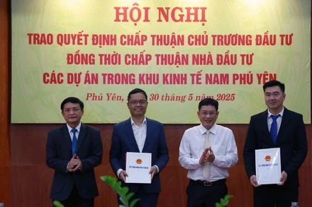 Lãnh đạo tỉnh Phú Yên trao quyết định chấp thuận chủ trương đầu tư, chấp thuận nhà đầu tư cho hai dự án.