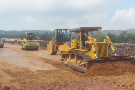 Khẩn trương đẩy nhanh tiến độ tuyến đường bộ ven biển qua huyện Tuy An.