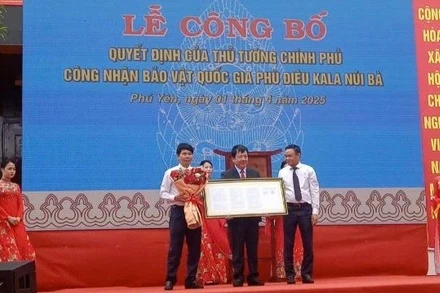Lãnh đạo tỉnh Phú Yên trao quyết định của Thủ tướng Chính phủ công nhận bảo vật quốc gia Phù điêu Kala núi Bà cho lãnh đạo Sở Văn hóa, thể thao và du lịch và Bảo tàng tỉnh.