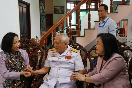 Phó Chủ tịch Quốc hội Nguyễn Thị Thanh (trái) cùng Bí thư Tỉnh ủy Phú Yên Cao Thị Hòa An thăm, chúc sức khỏe Anh hùng Lực lượng vũ trang nhân dân Hồ Đắc Thạnh.