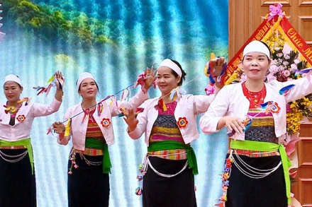 Một buổi biểu diễn của đội văn nghệ quần chúng phụ nữ dân tộc Mường tại Ba Vì, Hà Nội. 