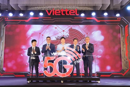 Các đại biểu khai trương mạng di động 5G dùng riêng.