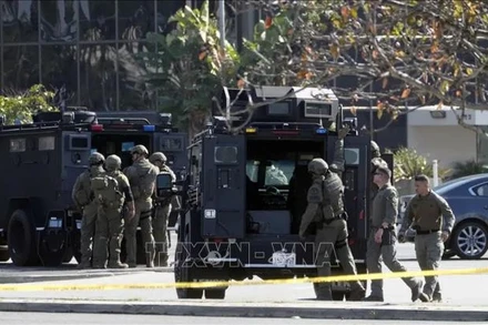 Cảnh sát điều tra tại hiện trường vụ xả súng ở Monterey Park, California, Mỹ, ngày 22/1/2023. (Ảnh: AP/TTXVN)