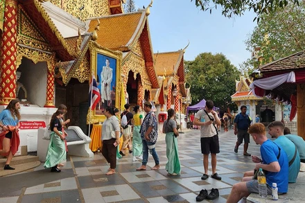 Du khách quốc tế thăm chùa Wat Phrathat, Doi Suthep tại tỉnh Chiang Mai, Thái Lan.