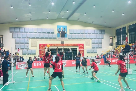 Các nữ vận động viên tham gia thi đấu bóng chuyền hơi. 