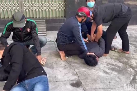 Cán bộ Đồn Biên phòng Cửa khẩu Cảng Quy Nhơn trấn áp tội phạm mua bán tàng trữ ma túy.