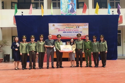 Đoàn công tác tặng quà học sinh Trường phổ thông dân tộc bán trú Tiểu học số 1 Na Sang.