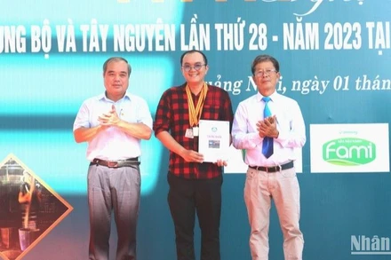 Trao Huy chương Vàng cho tác phẩm bộ ảnh “Đà Nẵng thành phố của những cây cầu” của tác giả Lê Quang Thiện (Đà Nẵng).