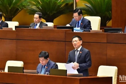 Bộ trưởng Tài chính Hồ Đức Phớc báo cáo giải trình, làm rõ một số vấn đề các đại biểu Quốc hội quan tâm. (Ảnh: THỦY NGUYÊN)